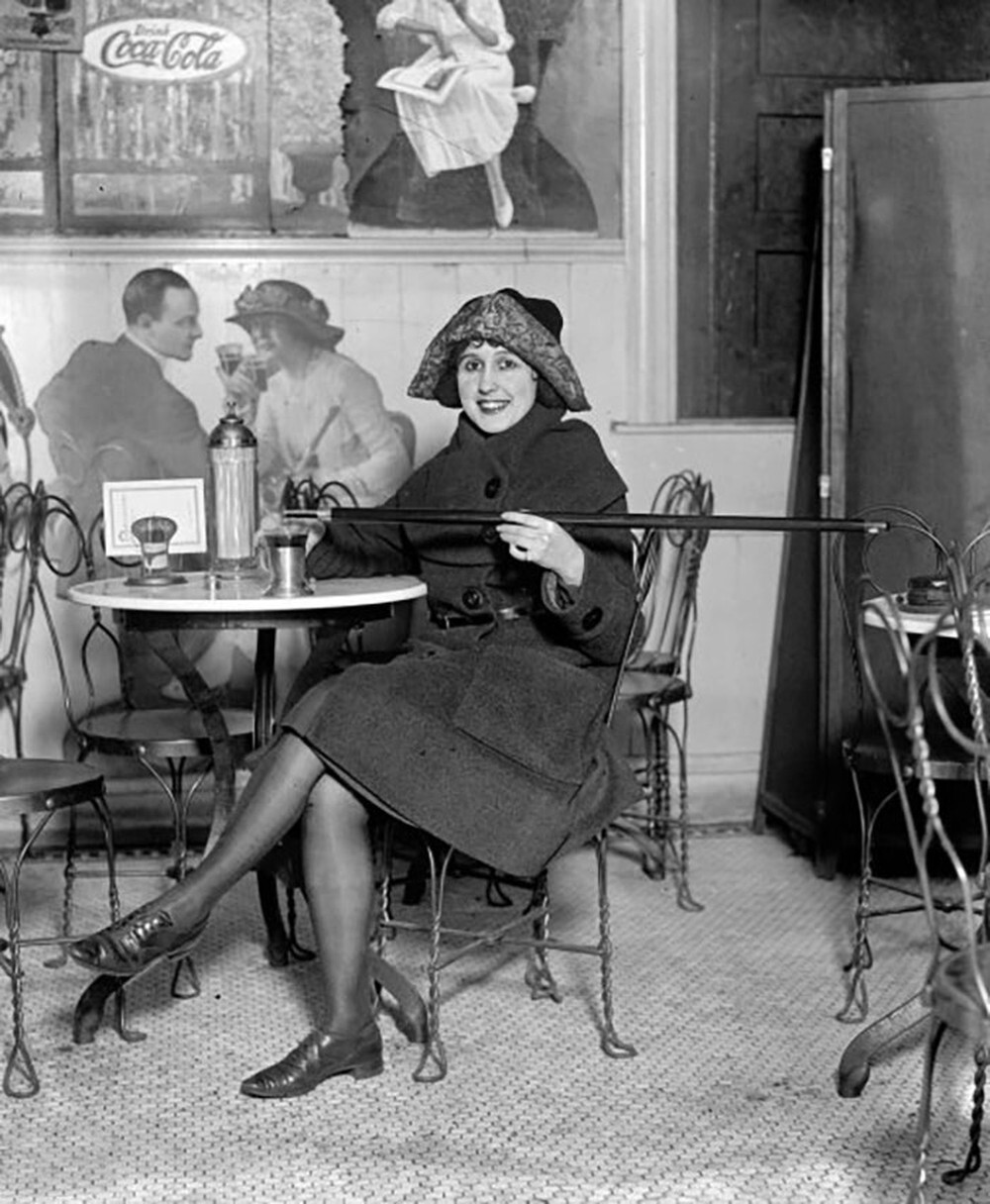 3. Женщина с флягой в виде трости в разгар сухого закона в США, 1922 год, Вашингтон, округ Колумбия