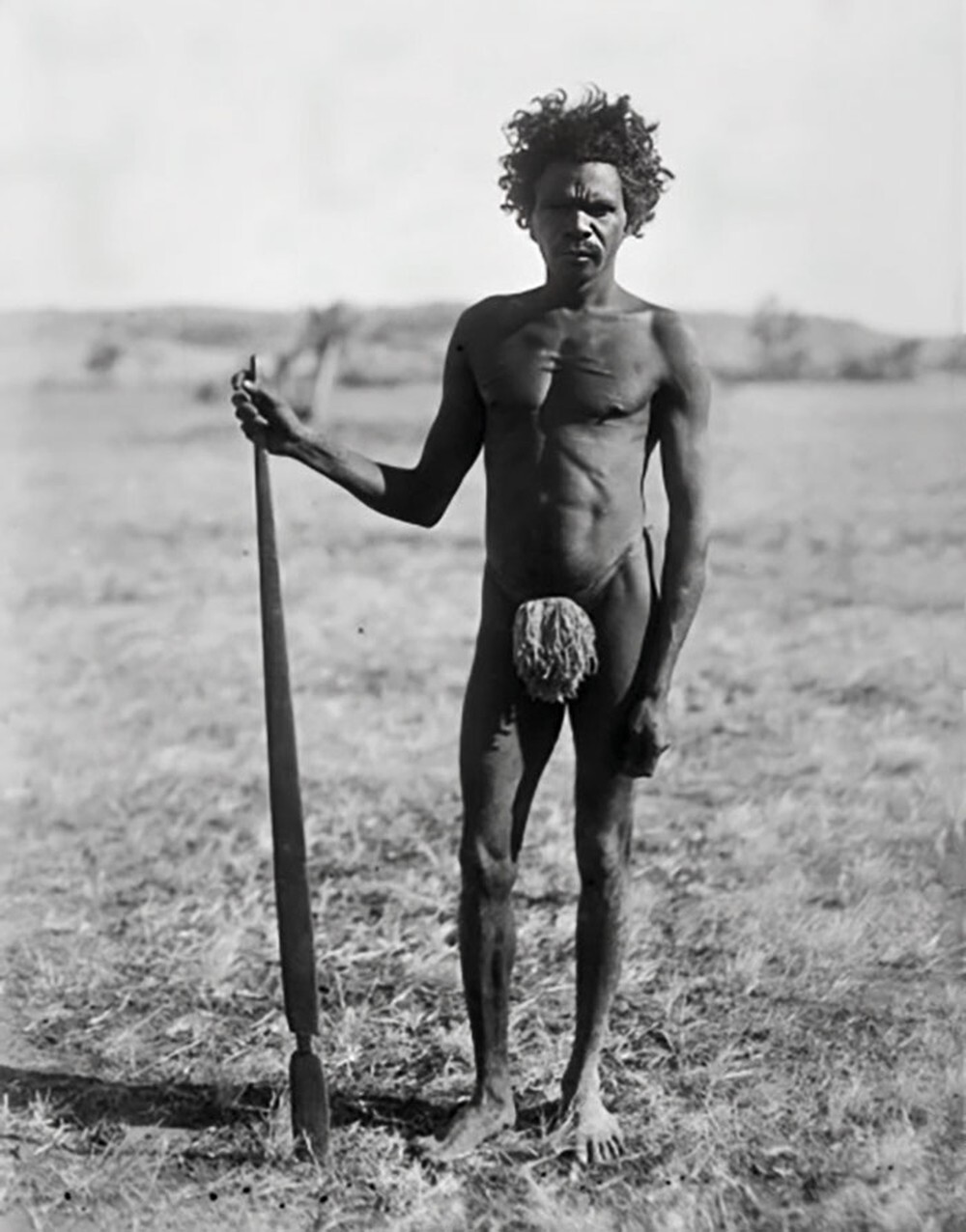 20. Мужчина из народа вардаман с копьеметателкой северо-западного типа. Северная территория Австралии