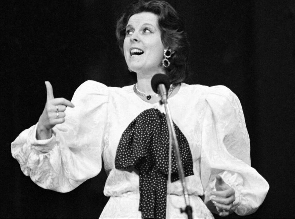 Клара Новикова выступает на фестивале смеха, 1989 год