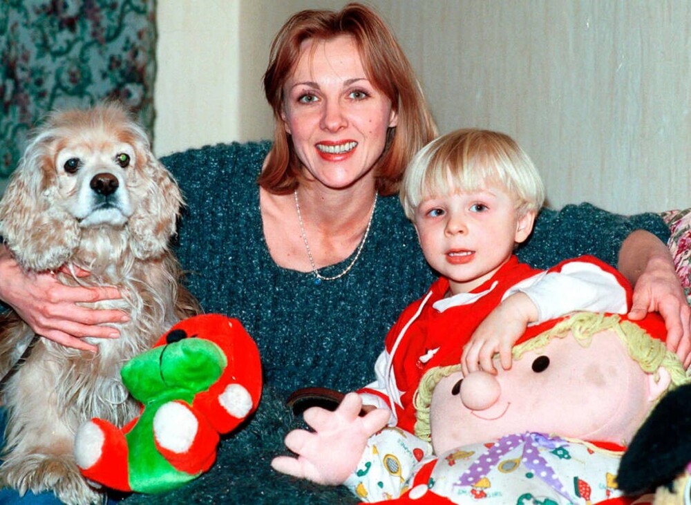 Елена Яковлева с сыном Денисом и собакой, 1996 год