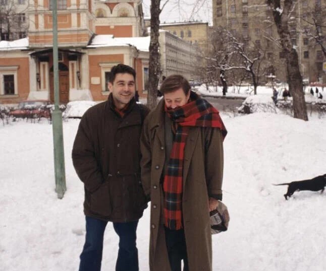 Сергей Маковецкий и Роман Виктюк на прогулке по Москве, 1994 год