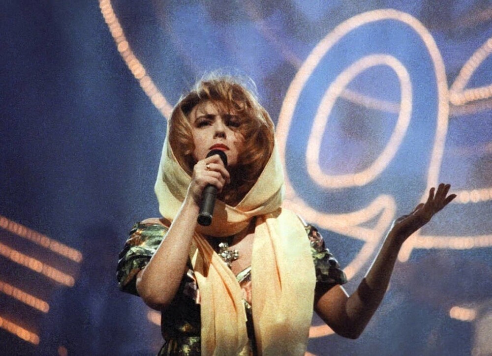 Алена Апина во время выступления в Москве, 1993 год