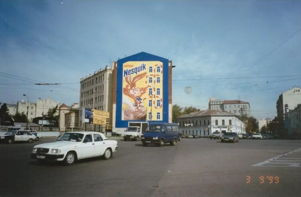 Наружная реклама какао Несквик в Москве, 1999 год.
