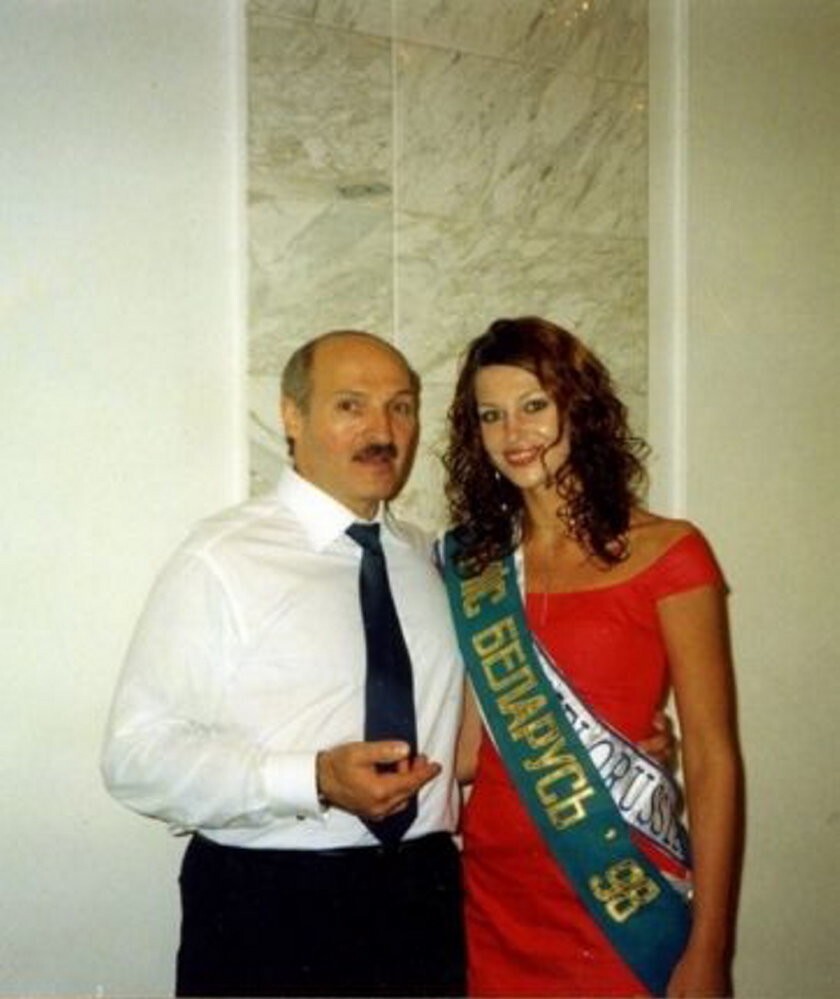Победительница конкурса «Мисс Беларусь 1998» Светлана Крук и Александр Лукашенко.