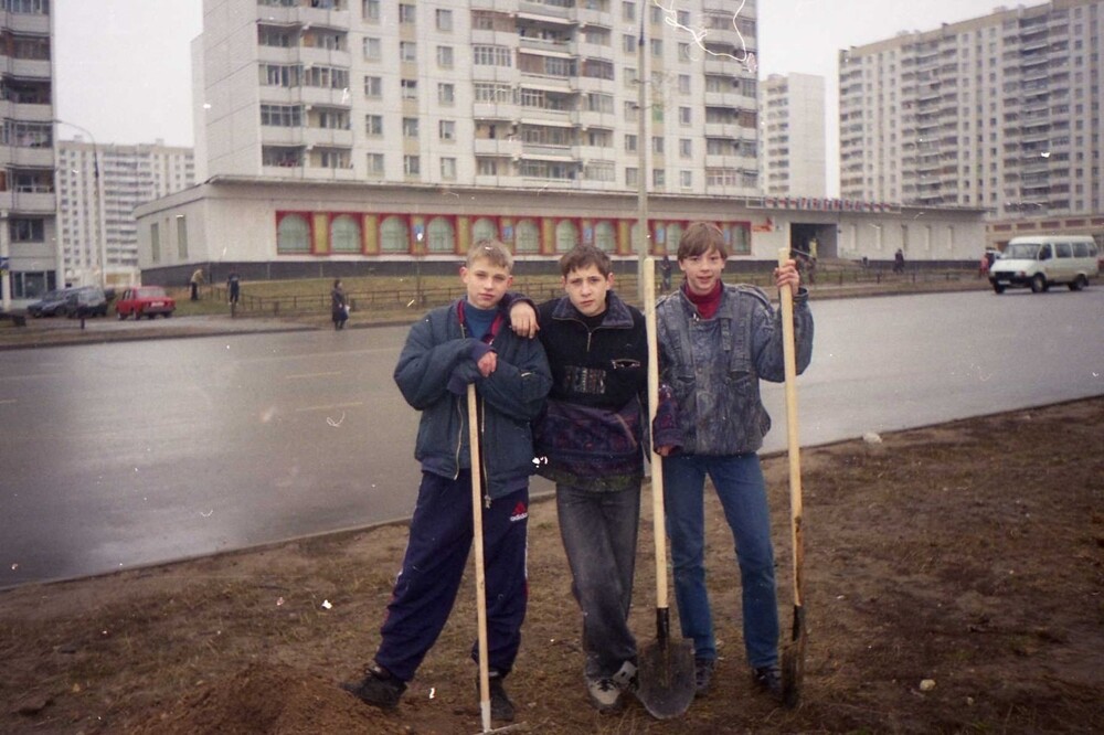 Парни на субботнике. Зеленоград, 1990-е годы.