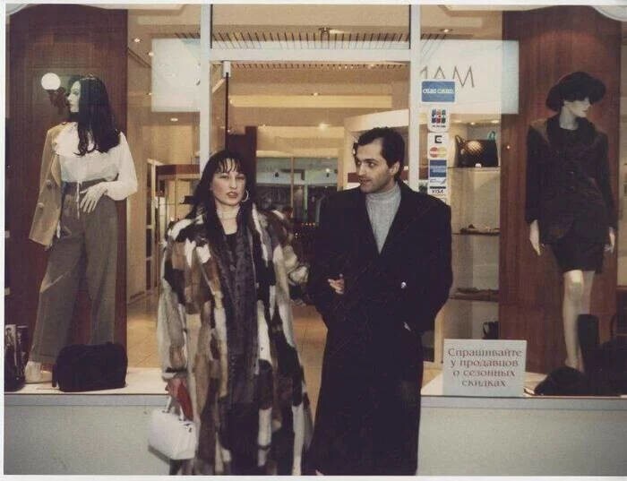 Покупатели при выходе из модного магазина одежды. Россия, 1990-е годы.