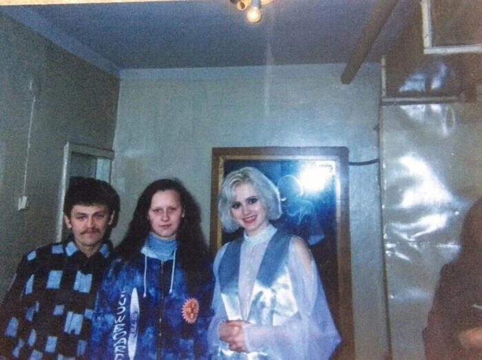 Певица Натали с поклонниками. Россия, 1990-е годы.