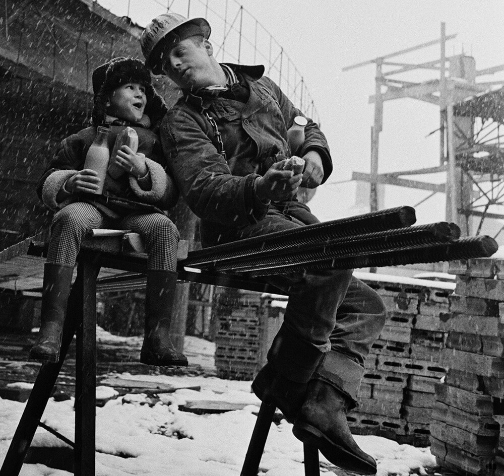 Короткий перекус и школьные новости. Строительство гостиницы «Россия». 1965 год. Автор: Юрий Абрамочкин.