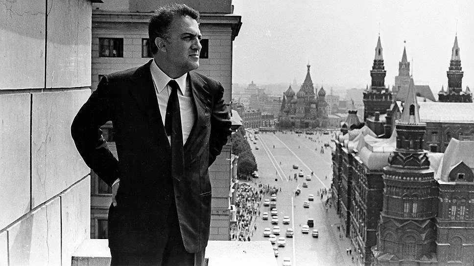 Своим присутствием Москву почтил великий Федерико Феллини. На фото итальянский режиссёр стоит на балконе гостиницы "Москва".