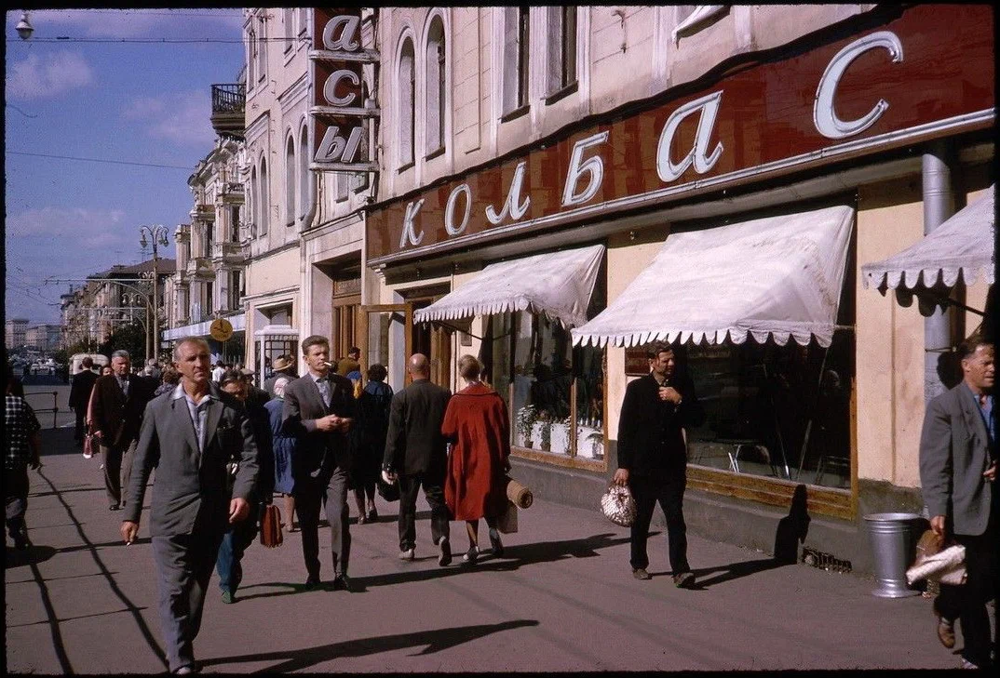 Прогулки по Тверской улице, которая тогда была улицей Горького.