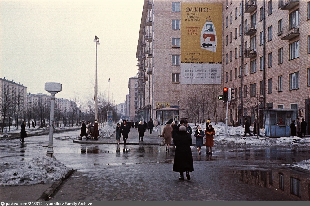 Ранняя весна на Ленинском проспекте. На фото - перекрёсток с проспектом Университетским.