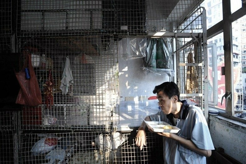 Квартиры-клетки в Гонконге: как люди живут в очень стесненных условиях