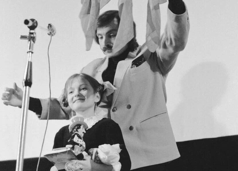 Амаяк Акопян вместе с Надей Михалковой во время церемонии вручения наград «Призы Веры Холодной - семи красавицам кино», 1995 год