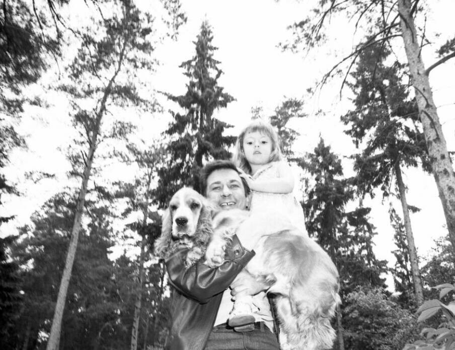 Игорь Кваша с дочкой своих друзей и любимой собакой на даче, 1983 год