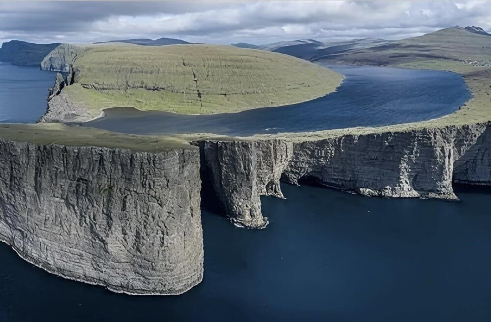 11. Сорвагсватн - озеро, которое нависает над океаном, Фарерские острова