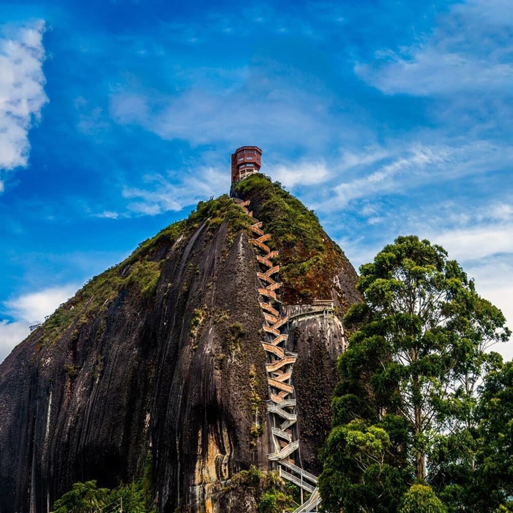 15. Скала Эль-Пеньон-де-Гуатапе находится в Колумбии, между городками Эль-Пеньол и Гуатапе. Высота каменного монолита — 220 метров. Считается, что возраст скалы составляет более 70 миллионов лет