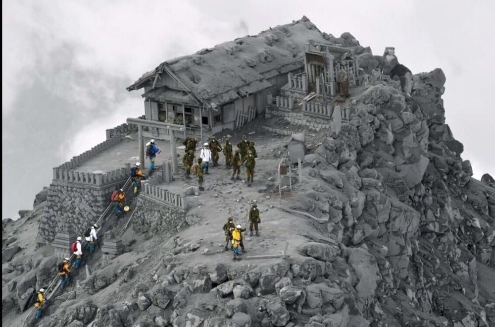 14. Храм, покрытый пеплом после извержения вулкана, Китай
