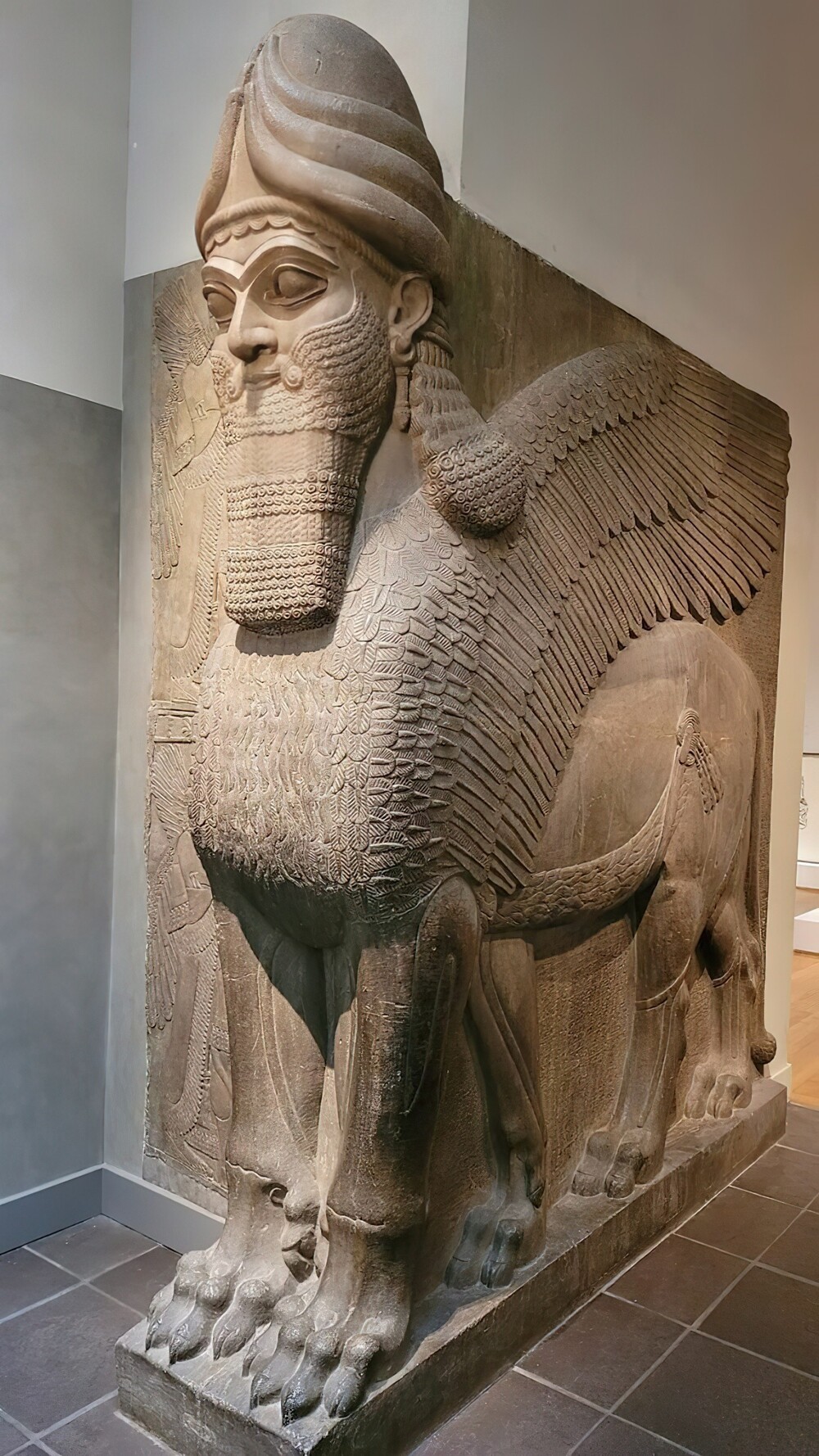 42. Статуя ламассу, обнаруженная в руинах древнего города Нимруд. 9 век до н. э. Находилась во дворце великого ассирийского царя Ахурнасирпала II