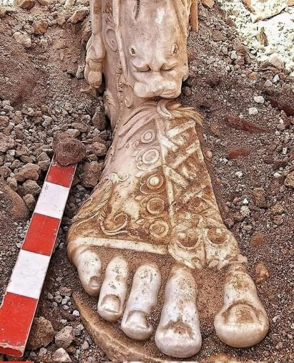 41. Нога мраморной скульптуры императора Марка Аврелия, обнаруженная в Южной Турции