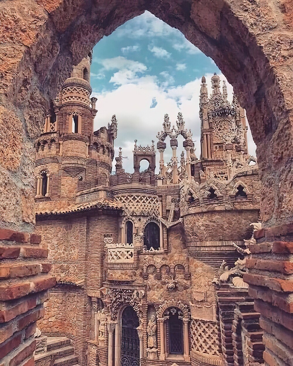 12. Впечатляющий замок Коломарес, Испания