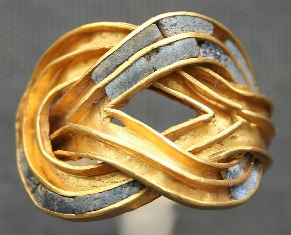 36. Минойское золотое кольцо со вставками из лазурита, 1850–1550 гг. до н. э.