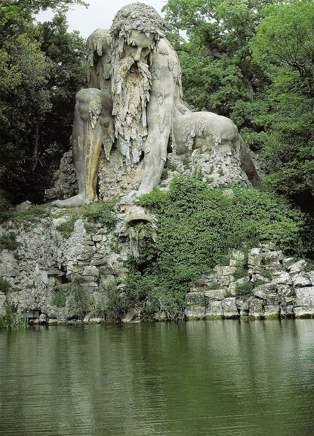 1. Скульптура «Колосс». Создана итальянским скульптором Джамболонья в конце 1500-х годов как символ Апеннинских гор Италии