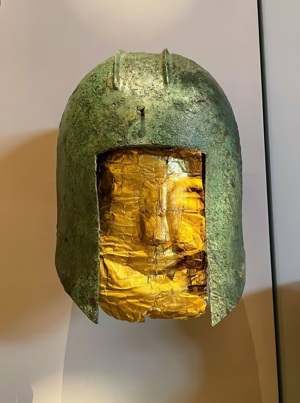 43. Шлем и золотая погребальная маска македонского воина, около 520 г. до н.э.