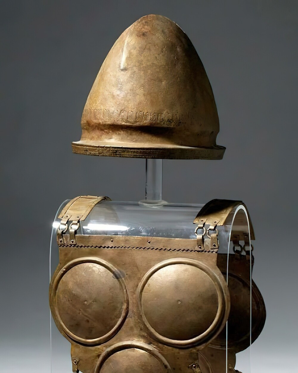 39. Этрусский бронзовый шлем и нагрудник, 500-450 гг. до н.э.