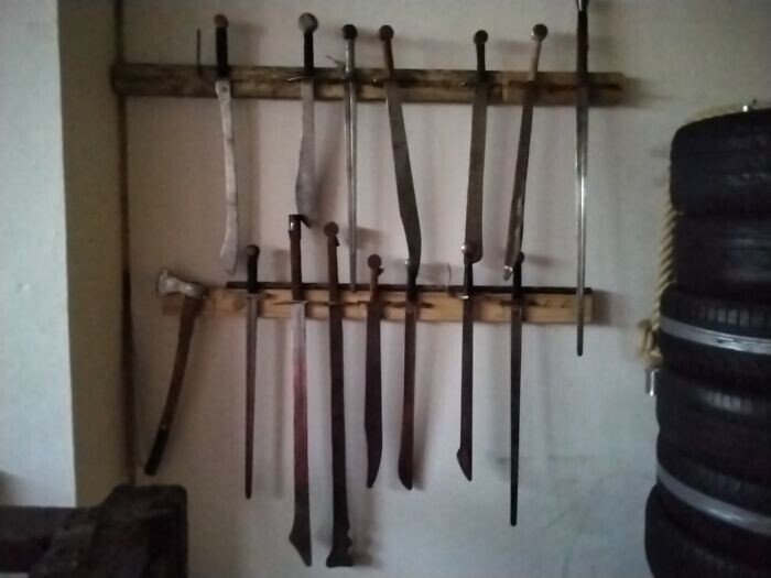 5. Средневековые мечи и другое оружие