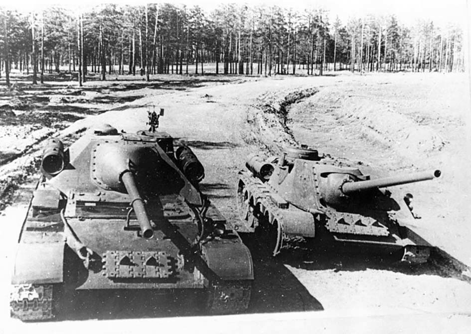 САУ СУ-101 и СУ-100 на танкодроме «Уралмашзавода». Апрель 1945 года. СССР