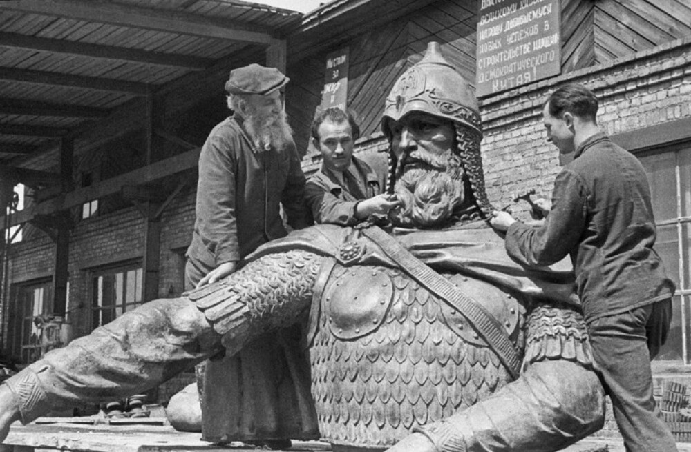 Работа над памятником Юрию Долгорукому, Мытищи, СССР, 1952 год