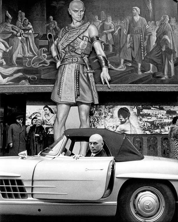 Юл Бриннер (Юлий Борисович Бринер), приехал на своем родстере Mercedes-Benz 300SL, на премьеру фильма «Десять заповедей». 1956 год