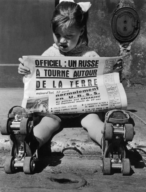 Маленькая парижанка с газетой о первом полёте человека в космос Юрия Гагарина на корабле "Восток-1". Париж, Франция, 1961 год