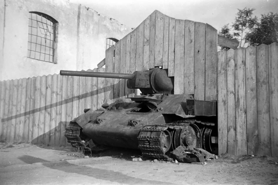 Подбитый советский танк Т-34. Львов, 1941 год