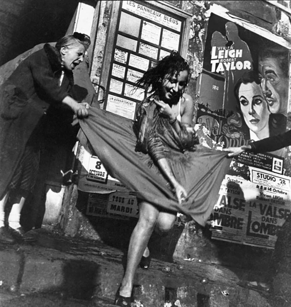 Женщины, возмущенные демонстрацией роскоши, срывают платье с модели Dior, 1947 год