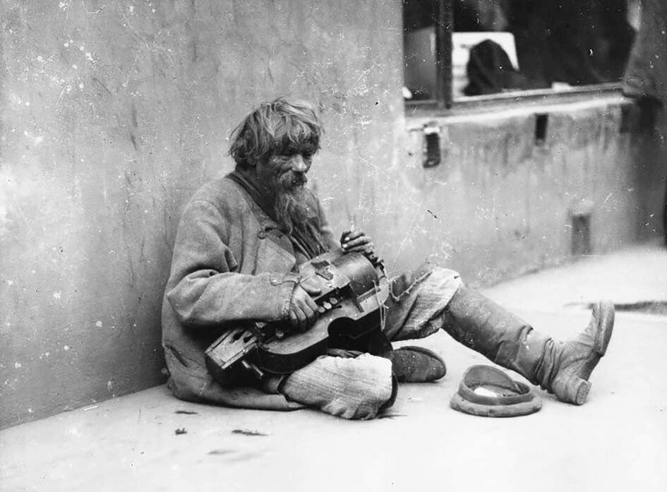 Уличный "шарманщик" с колёсной лирой (органиструм). Фото Николай Свищов-Паола, 1900-е