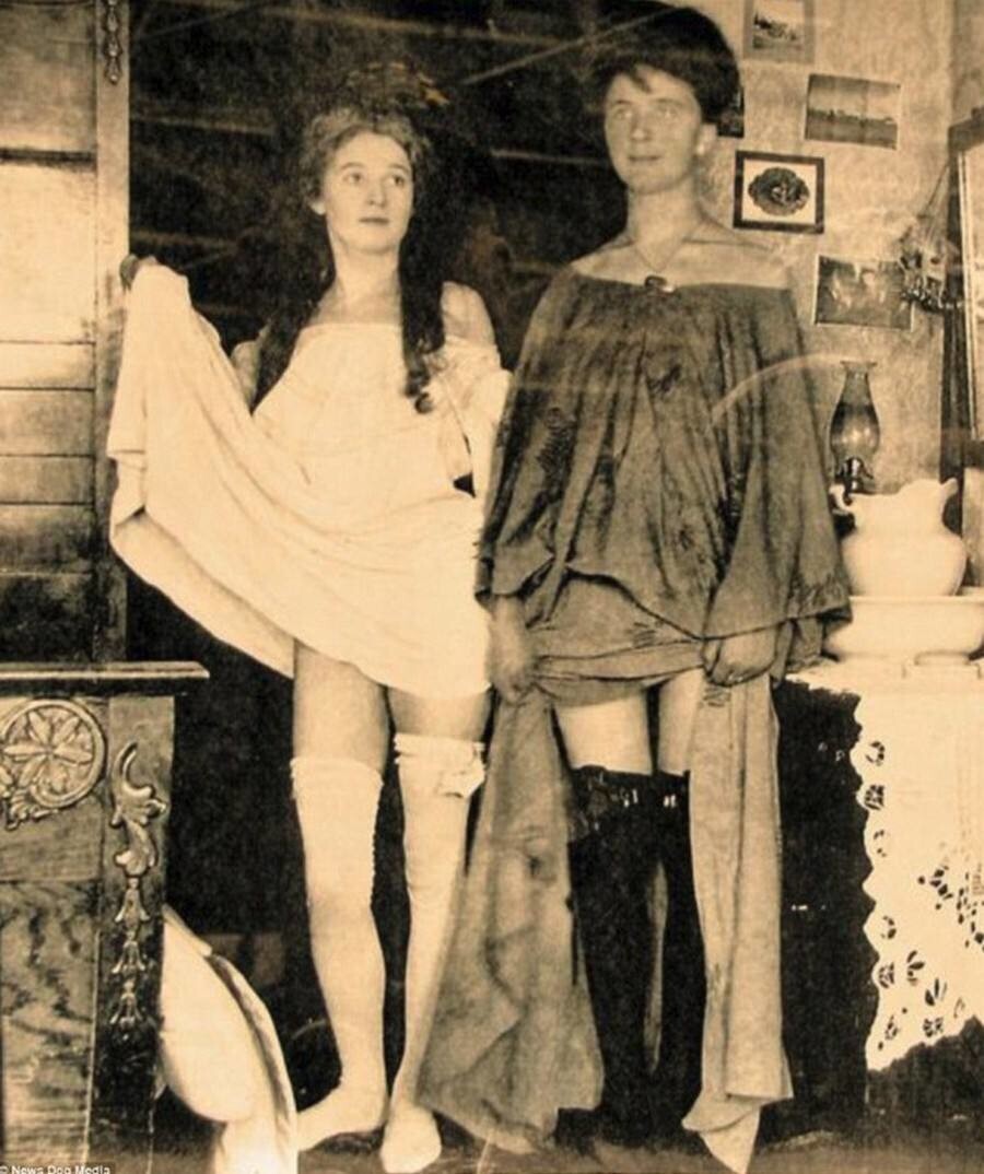 12. Конец XIX  века, Аляска. Две проститутки показывают клиентам товар лицом