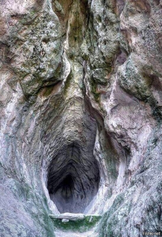 Это пещера такая