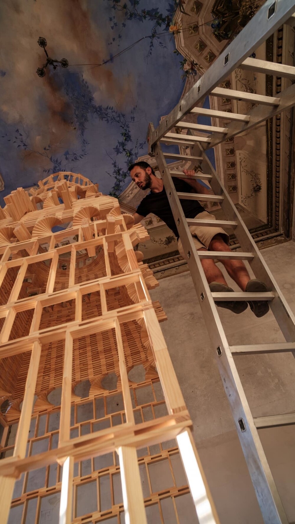 Итальянец делает гигантские фигуры из деревянных блоков