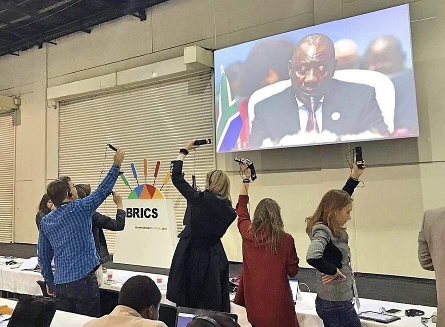 Около 19 стран хотят присоединиться к группе БРИКС, куда входят Бразилия, Россия, Индия, Китай и ЮАР. Их запрос обсудят на встрече МИД объединения, которая состоится в июне в Кейптауне