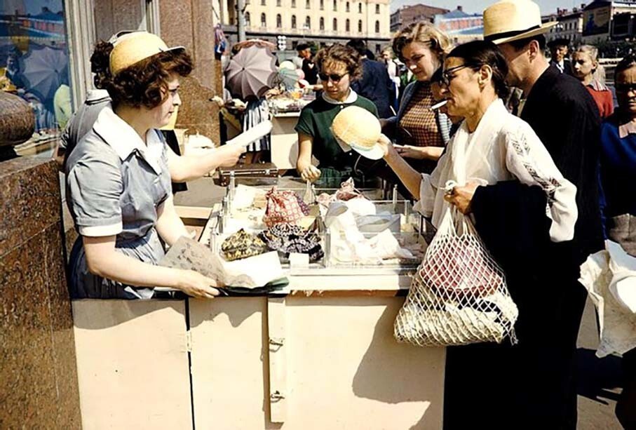 Уличная торговля. СССР. Москва. 1960–е