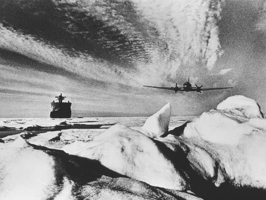 Самолет ледовой разведки пролетает над ледоколом «Арктика» в Северном Ледовитом океане 1 марта 1975 год. Денисов Роман