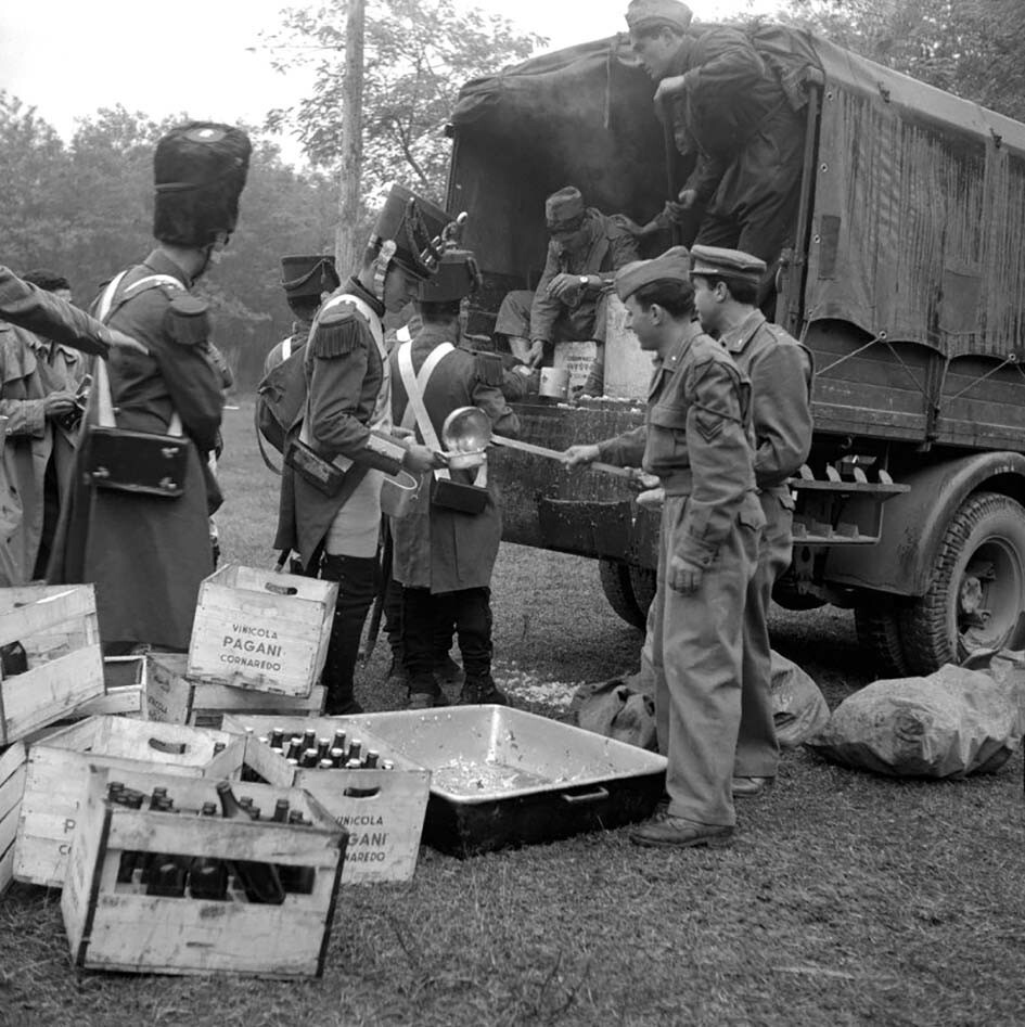 Раздача вина во время съемок фильма «Война и мир» Кинга Видора. 1955 год