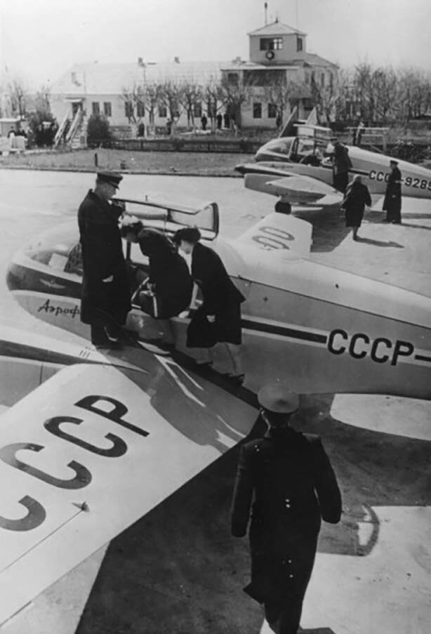 Чехословацкое аэротакси "Супер-аэро" на аэродроме в Краснодаре. Апрель 1959 год