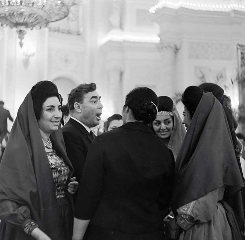 Леонид Ильич Брежнев с участницами Всемирного конгресса женщин, 1963 год