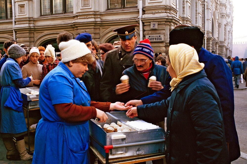 Продажа мороженого рядом с ЦУМом. СССР, 1980-е