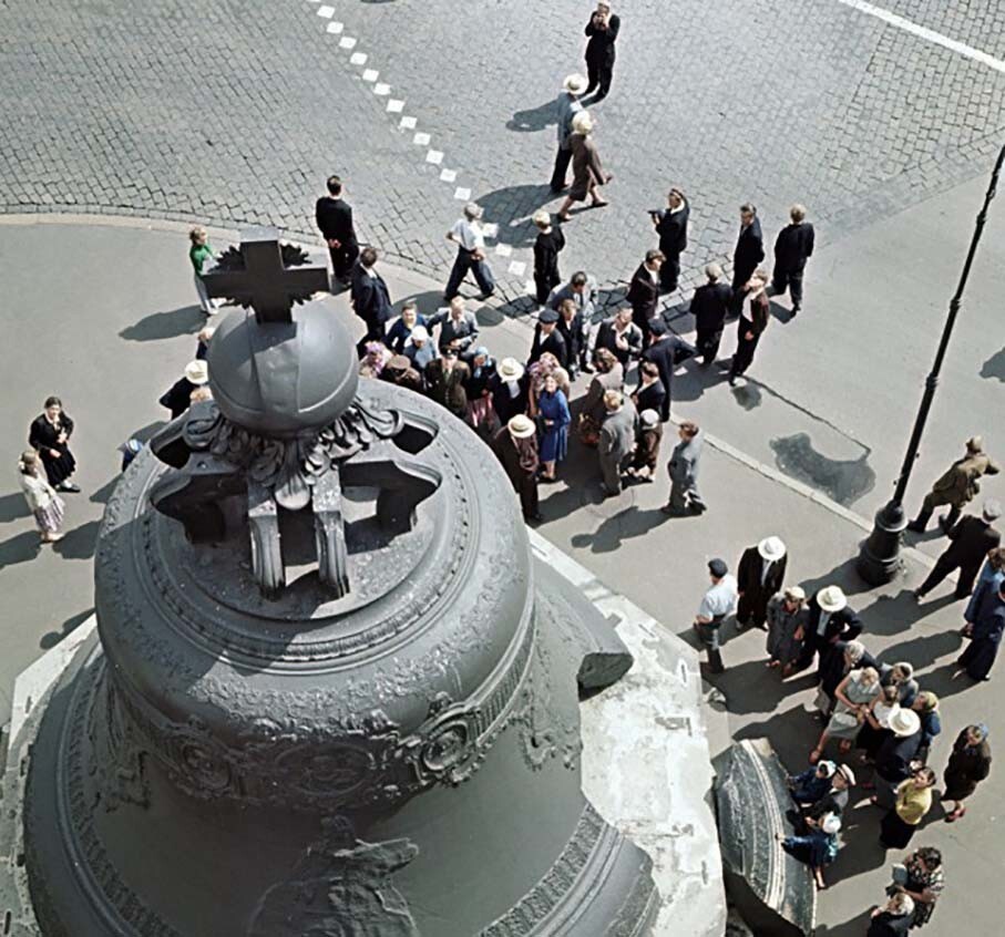 Туристы осматривают Царь-колокол в Московском Кремле. Мирослав Муразов, РИА Новости, 1958 год