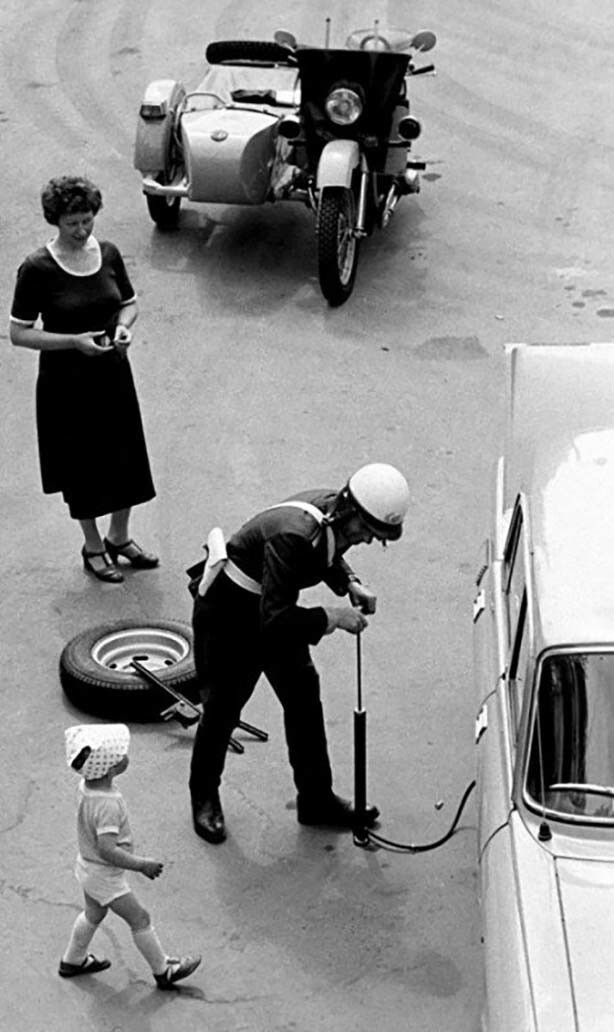 Инспектор ГАИ оказывает женщине-водителю помощь на дороге, 1981 год
