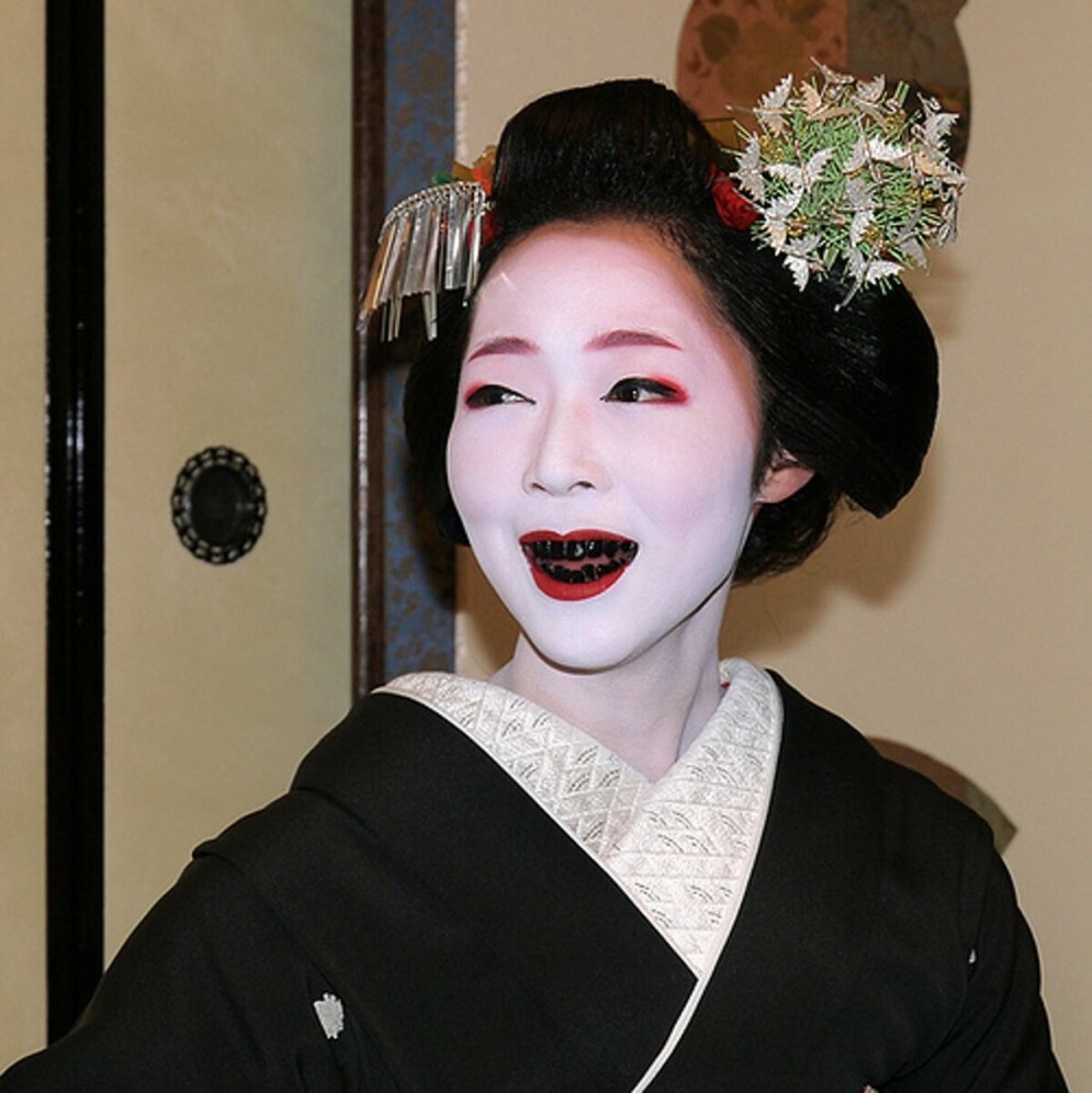 3. Замужние японки чернили свои зубы. Процедура чернения называлась "охагуро". Раньше чёрная улыбка считалась модной и указывала на верность в браке