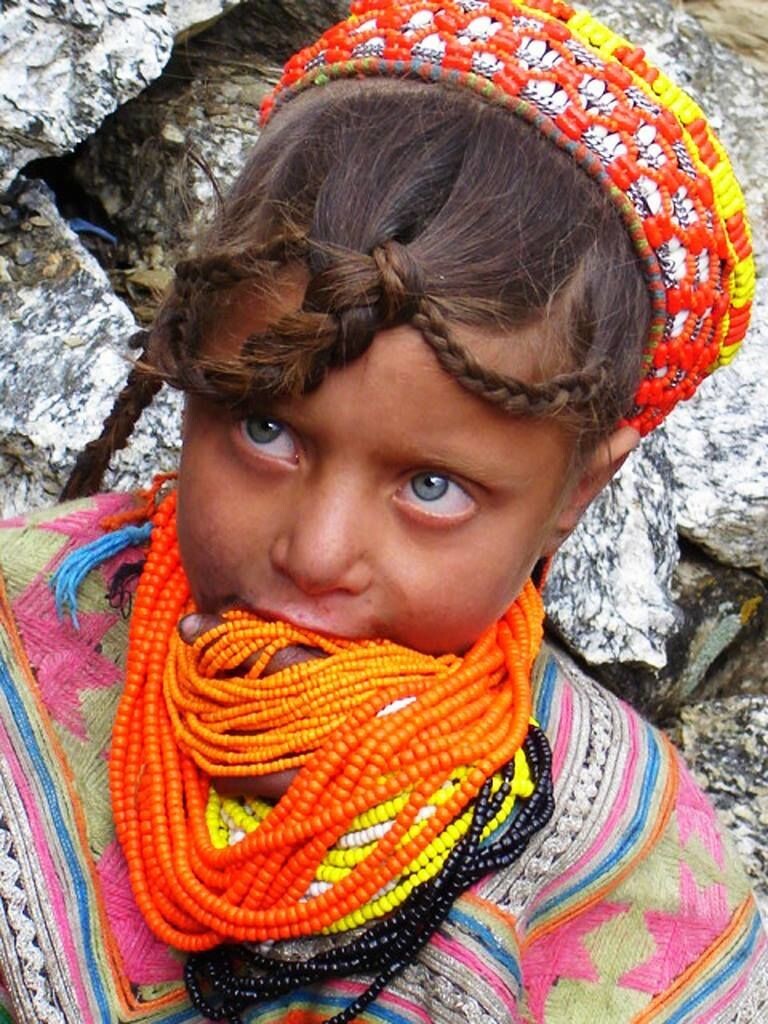 17. Девочка из народа калаши. Они живут в Пакистане, в высокогорных районах Гиндукуша